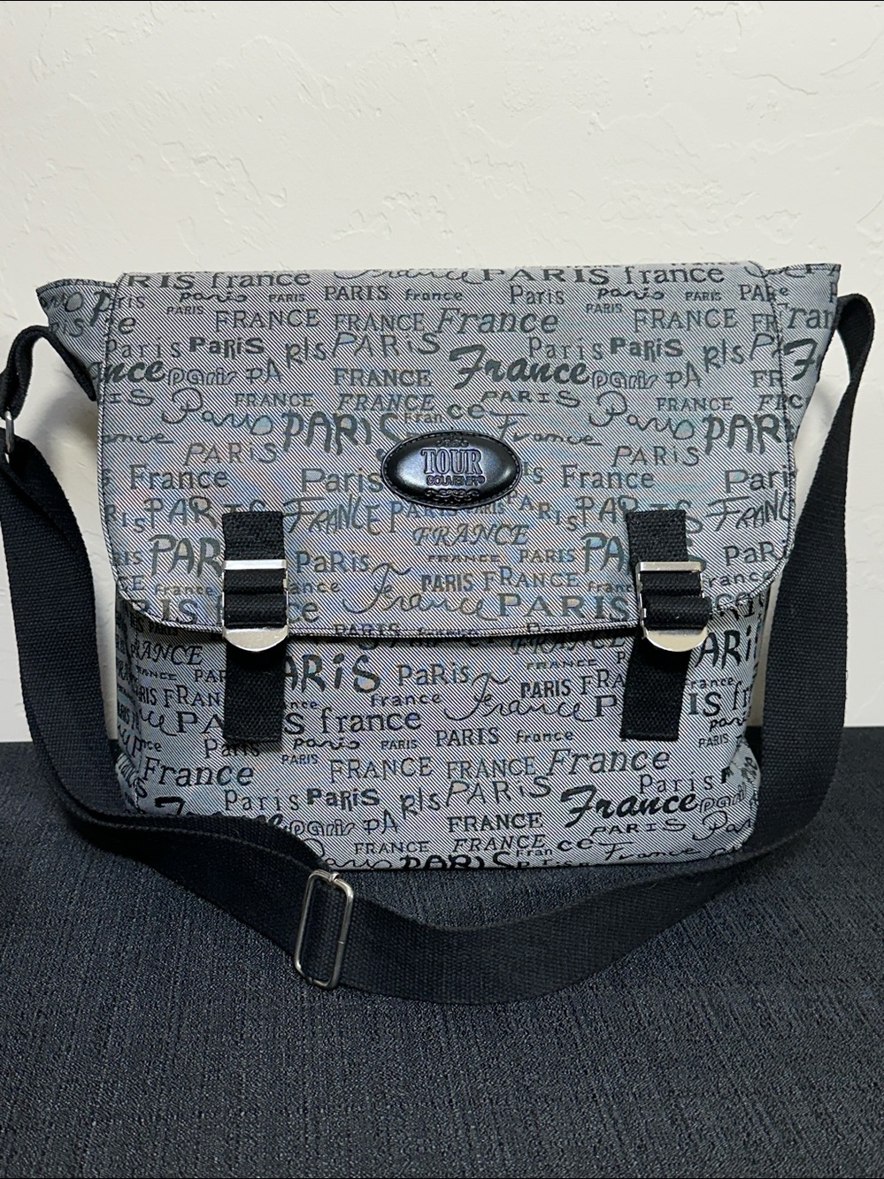 2010 Tour Souvenir Paris France Grey/Black Script Messenger Travel Bag
